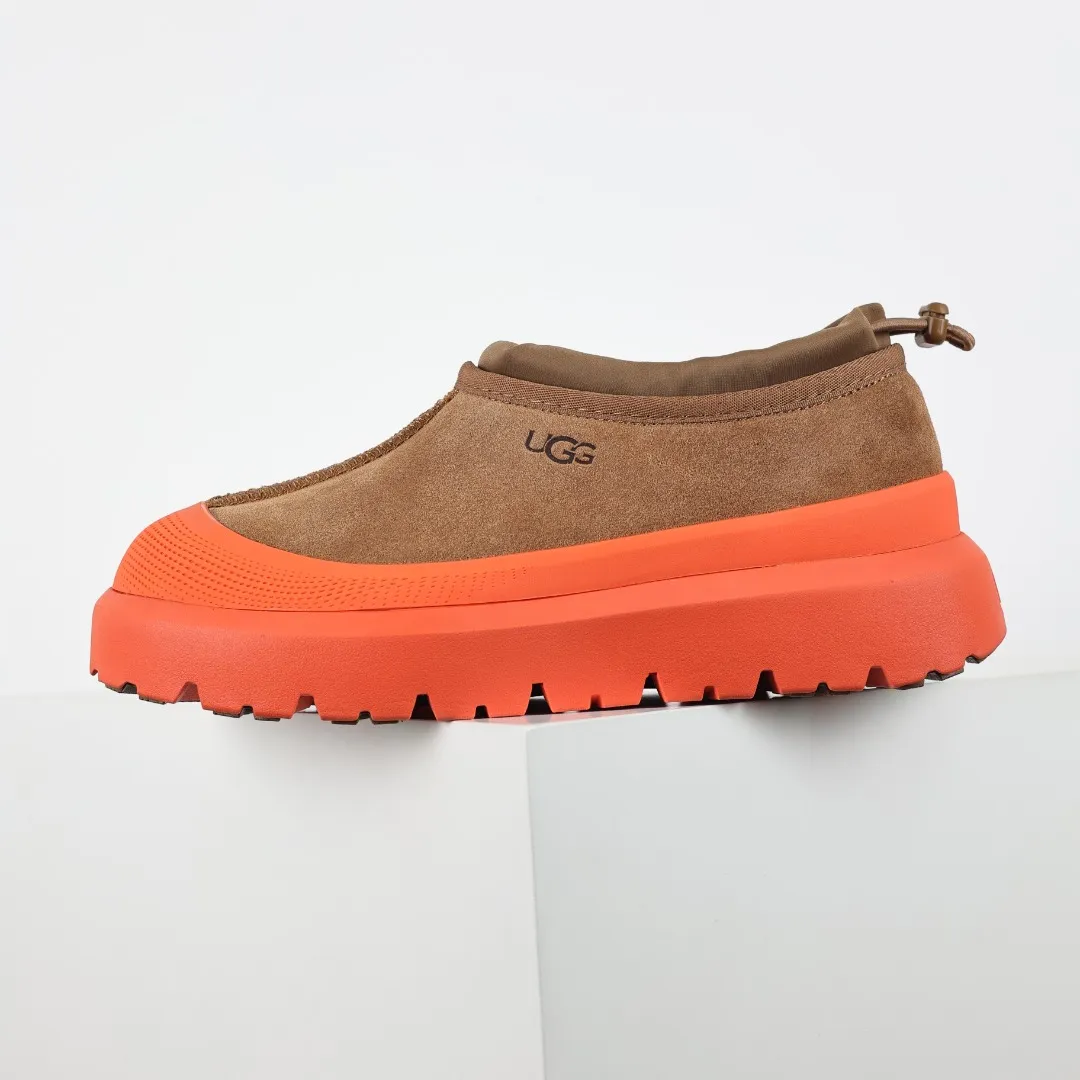 Pick up locally 💰620 Core recommendation Good price Cashmere insoles are a very suitable choice for keeping warm in winter and at home. In the new year, uug launched a series of styles, which are partial to the preferences of young consumers and have also moved to the forefront of fashion trends. Shoe body material Water-repellent coated suede upper 17mm UGGPURE™ implanted wool insole Lightweight non-slip comfortable rubber outsole With brand LOGO Trademark Comes with a full set of packaging Size: 35 36 37 38 39 40 41 42 43 44